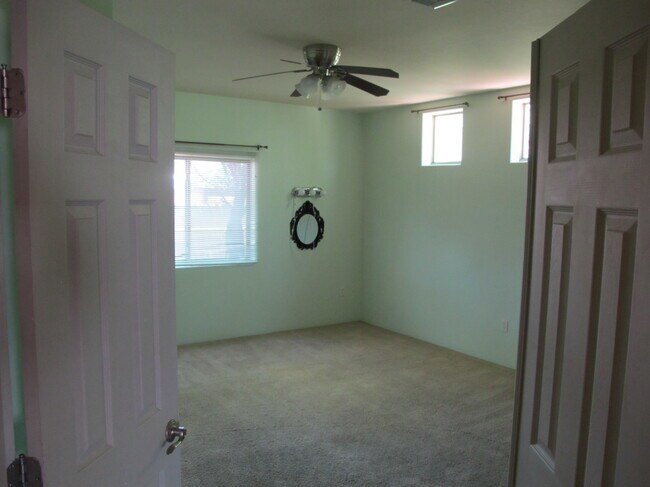 Building Photo - 1305 E Linden St