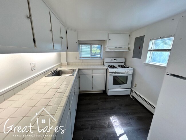Building Photo - Beautiful 2 Bedroom 1 Bathroom now availab...