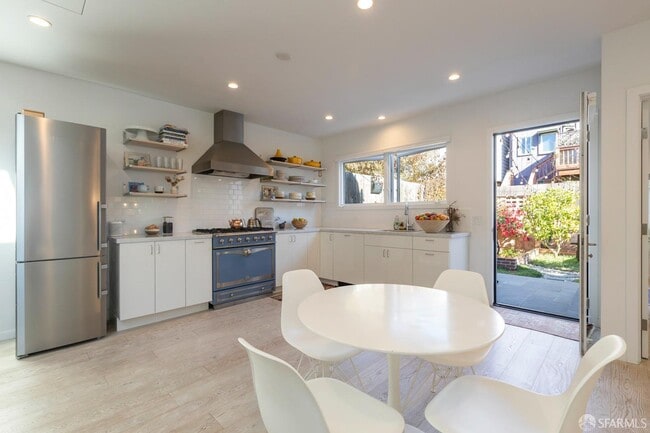 Building Photo - 449 Gates St