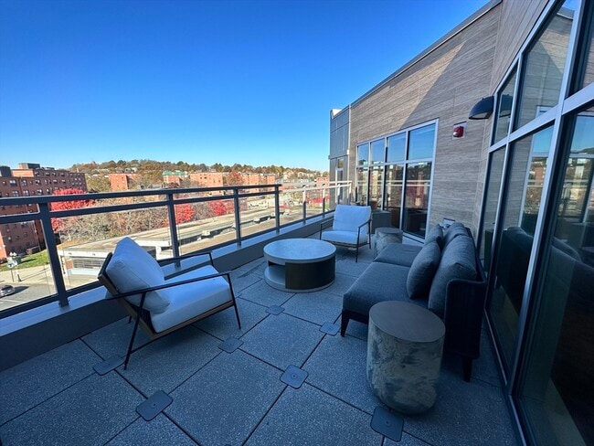 Building Photo - 250 Centre St