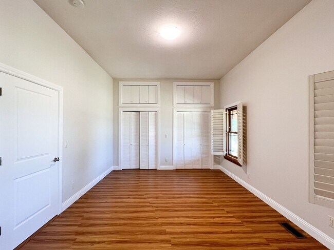Building Photo - Charming Two Bedroom Country House with Vi...