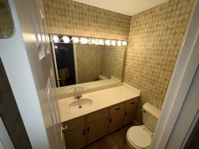 Building Photo - 3503 Lakeside Ct