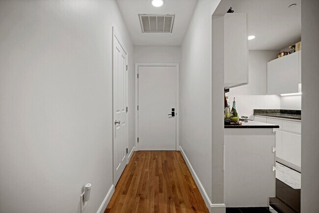 Building Photo - 75 Clarendon St