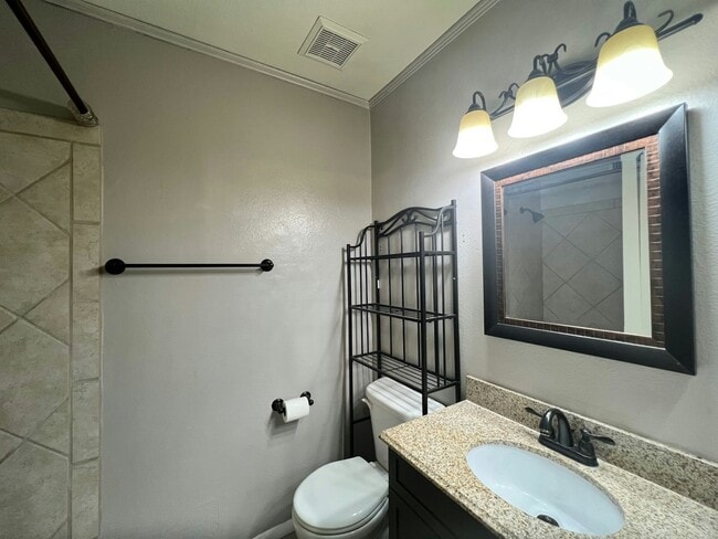 Building Photo - 924 E Diamond Dr