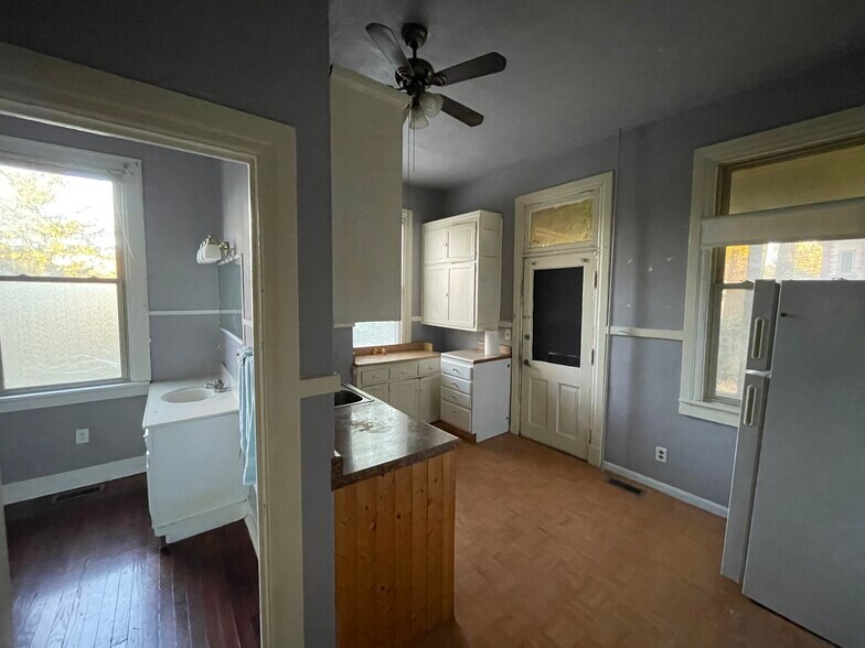 Building Photo - 1006 State St