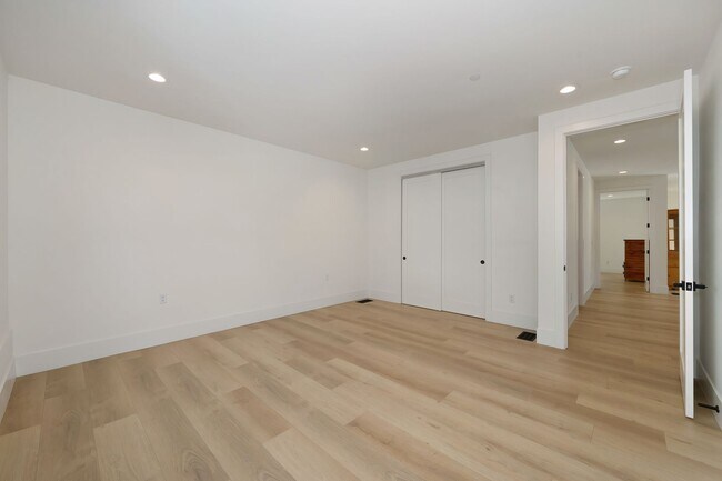 Building Photo - Waterfront 4 bed 4 bath 3,887 sq. ft.