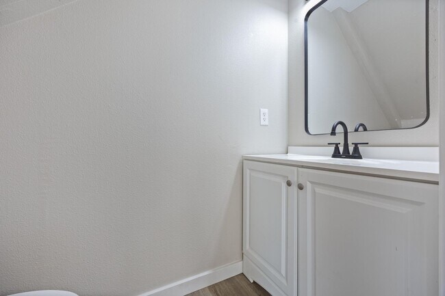 Building Photo - 3 bedroom, 2.5 bathroom home - SE Portland