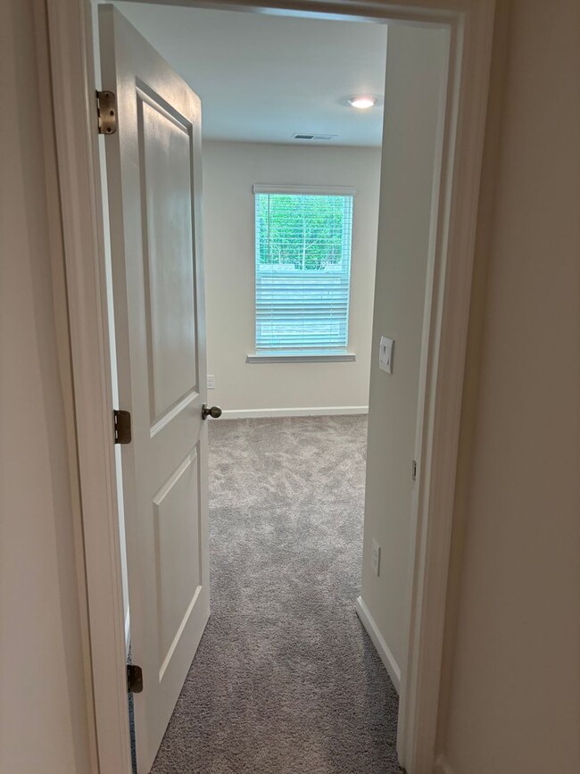 Building Photo - Brand New End-Unit Townhome in Charlotte!