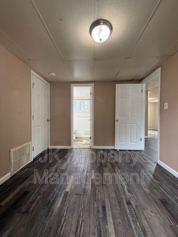 Building Photo - 517 13th St S