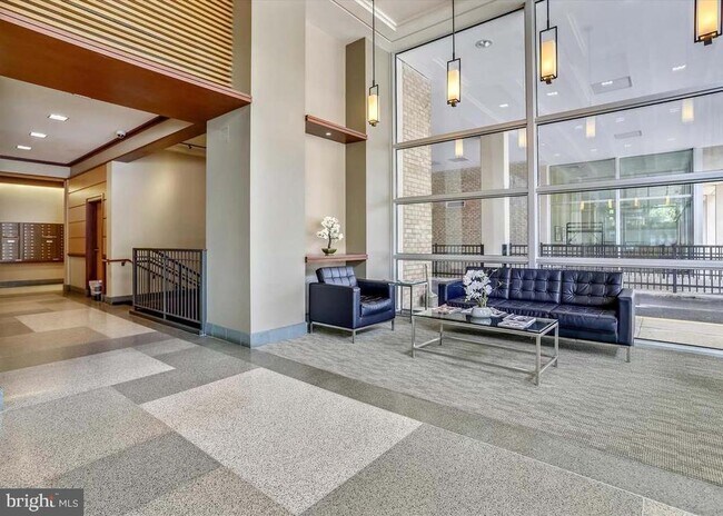 Building Photo - 4600 S Four Mile Run Dr