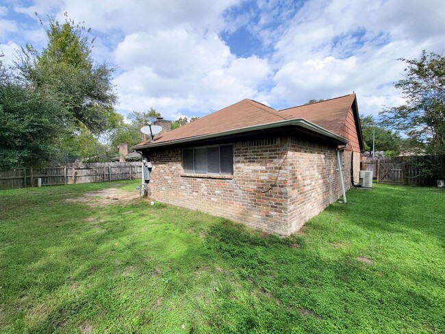 Building Photo - RECENTLY REMODELED 4 BEDROOM 2 BATH HOME I...