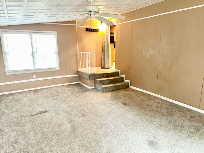 Building Photo - 700 Mial St