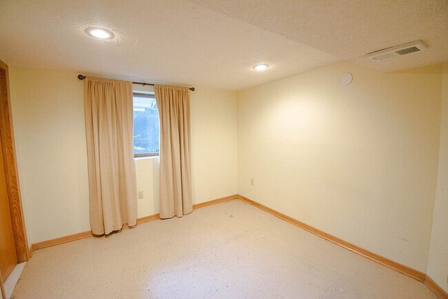 Building Photo - Charming Elton Hills Rambler with Finished Basement
