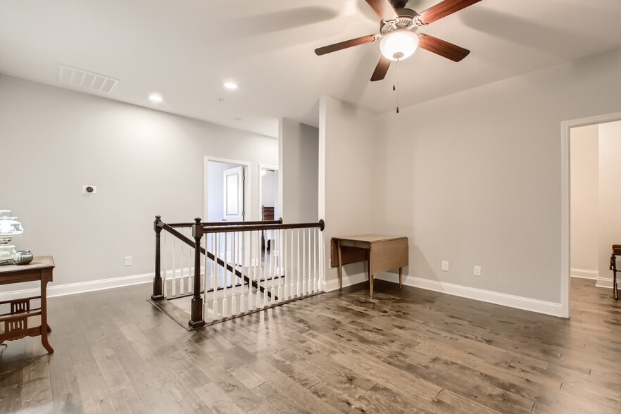 Bonus Room / Area with Hardwood! - 1608 Hampshire Plz