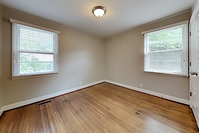Building Photo - 534 Whispering Hills Dr