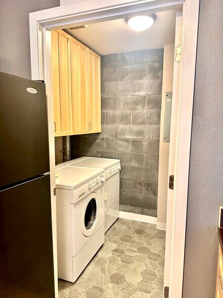 Building Photo - 327 NW Park Ave