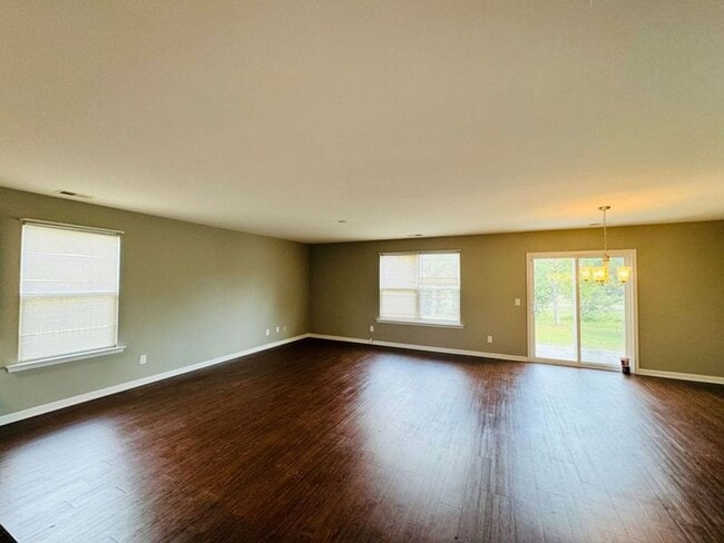Building Photo - 4 bed, 2 bath-- Available Aug 2026!