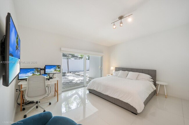 Building Photo - 1641 Tigertail Ave