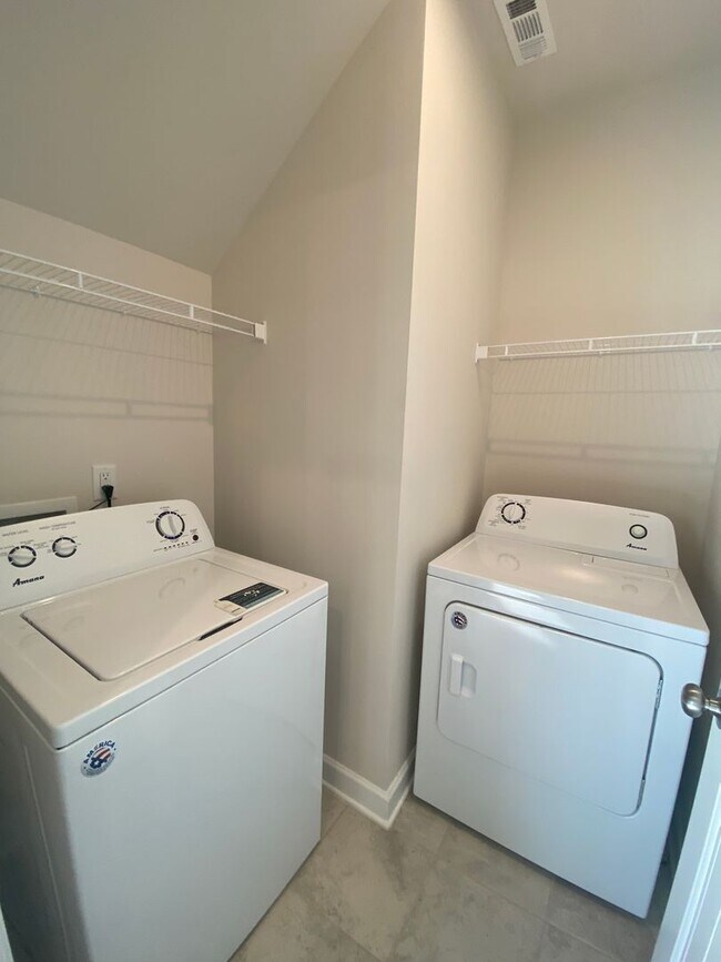 Building Photo - End Unit Townhome in Lebanon / 3 Spacious Bedrooms / Loft Area / 1 Car Garage / Back Patio