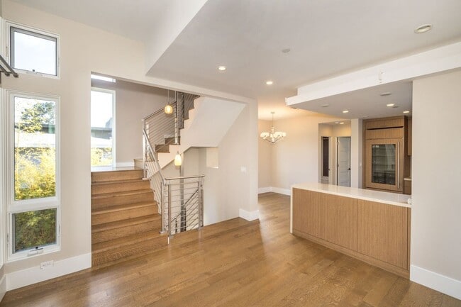 Building Photo - 13 Year "Young" 3 Bed, 3 Bath Contemporary Home- Steps to University Ave!