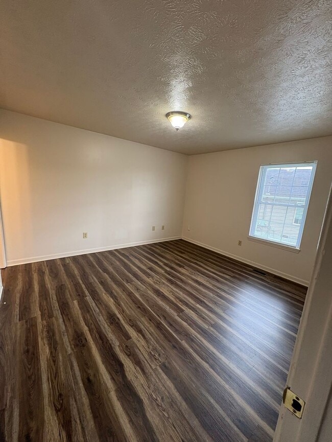 Building Photo - Space & Convenience! 2 Bedroom Duplex