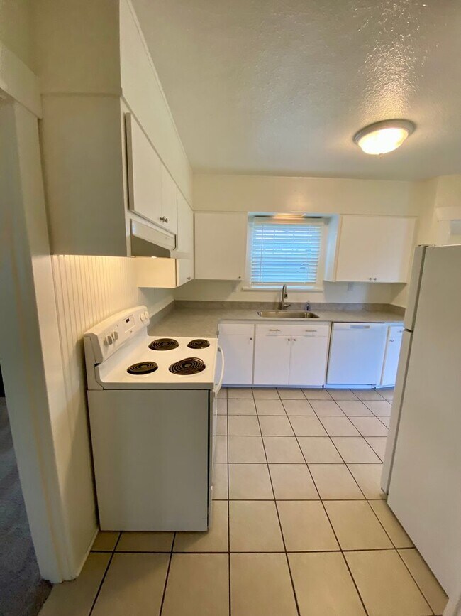 Building Photo - 15721 Main St E