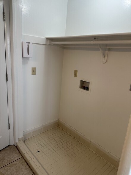 Building Photo - 689 E 2300 N