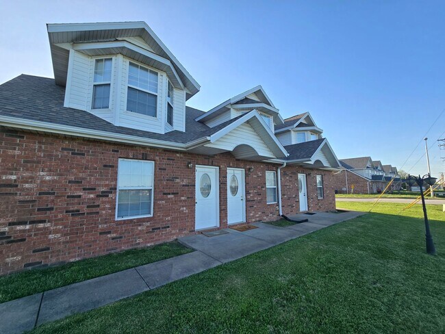 Building Photo - Capri Townhomes