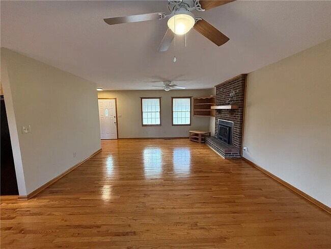 Building Photo - 3 Bedroom 2 Bathroom