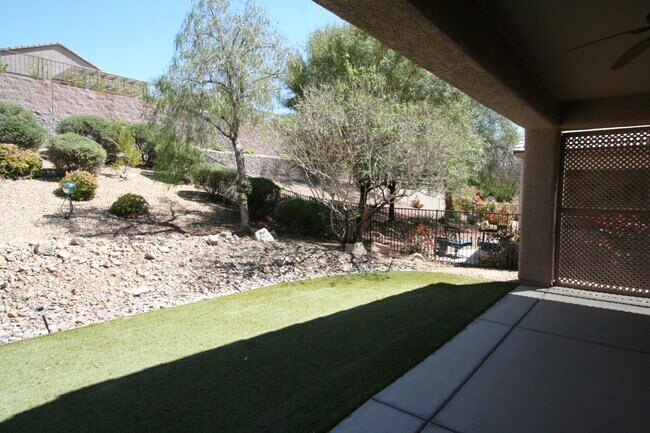 Building Photo - 2 bed w/den, 2 bath, 2 car single story house