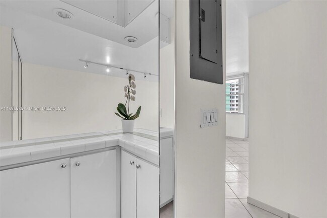 Building Photo - 5313 Collins Ave