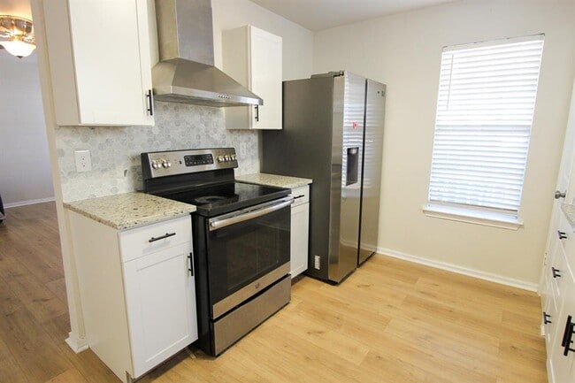 Building Photo - 6907 Stonleigh Pl