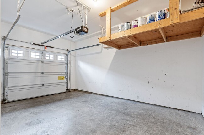 Building Photo - Beautiful Townhome in the Highly Desirable Oak Hills community!