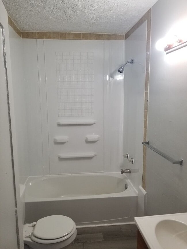 Building Photo - Nice Two Bedroom House Close to Liberty University!