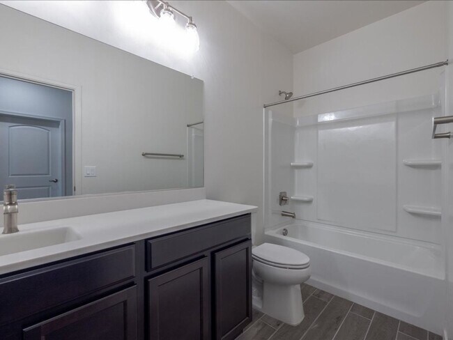 Building Photo - 3 Bedroom 2 Bathroom
