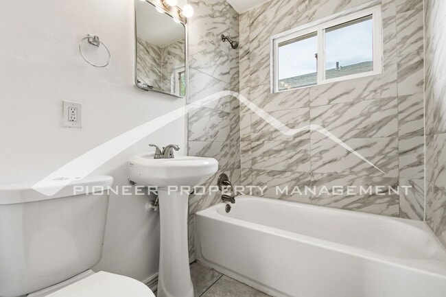 Building Photo - Charming Duplex with Washer/Dryer and Garage