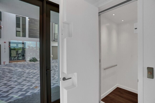 Building Photo - Gorgeous New Townhouse on the Beach