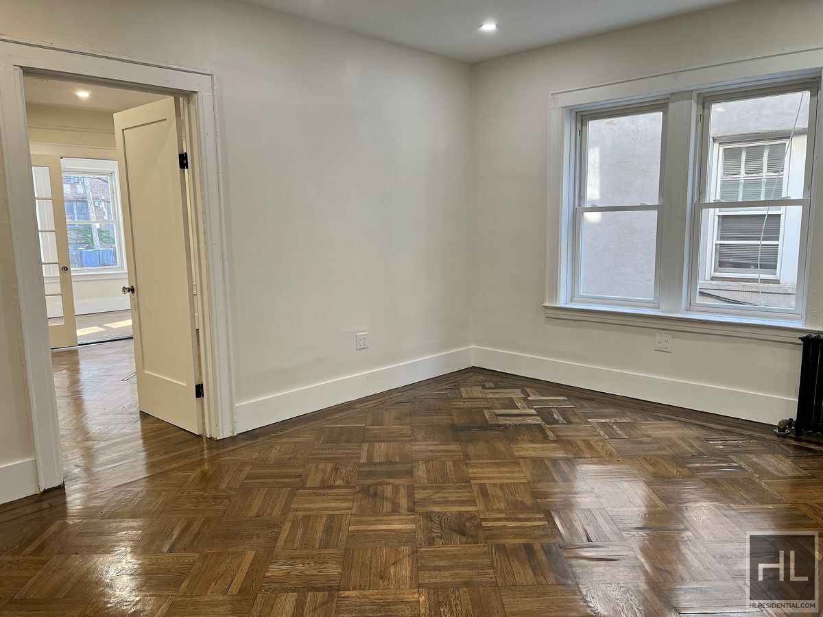 Building Photo - 4BR 1BA Floor Through Classic 7 w/ Parking...