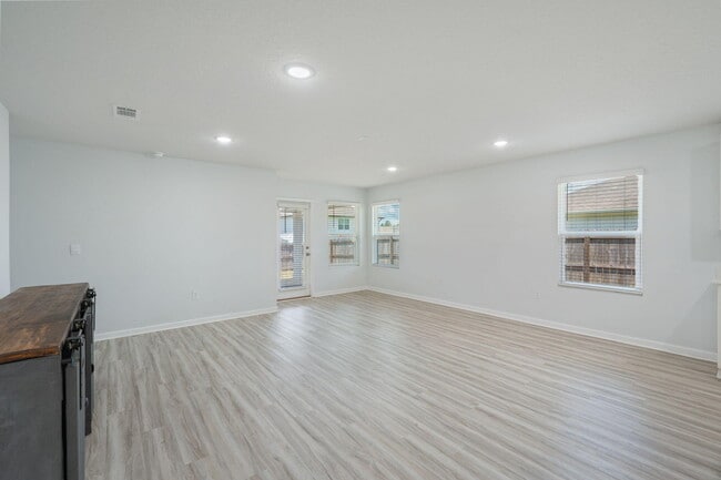 Building Photo - 522 Mary Lou Way