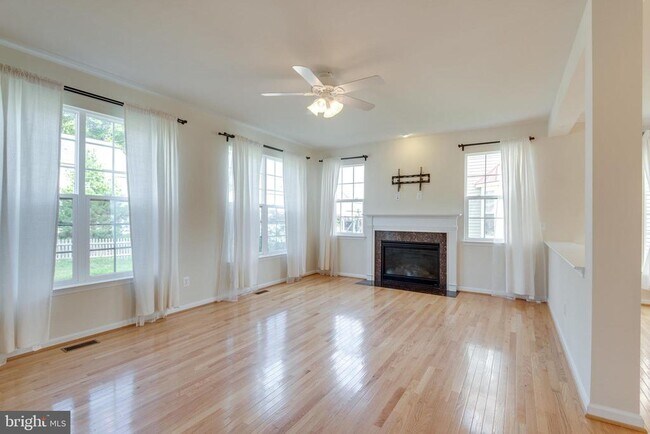 Building Photo - 10424 Goldenrod Dr