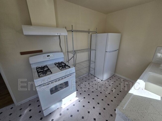 Building Photo - 588 1/2 McIntosh St