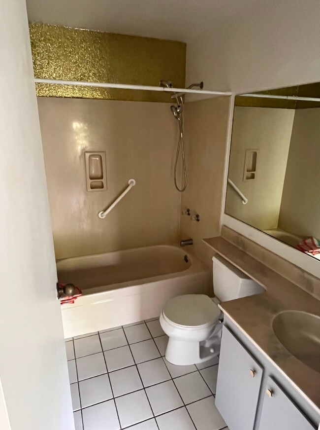 Building Photo - 15 Kulanihakoi St