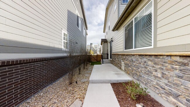 Building Photo - 511 E Hinsdale Ave