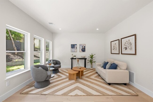 Building Photo - 13 Autumn Oaks Dr