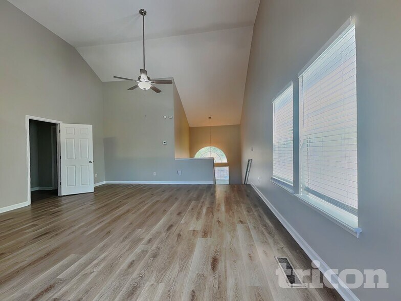 Building Photo - 3715 Longview Dr