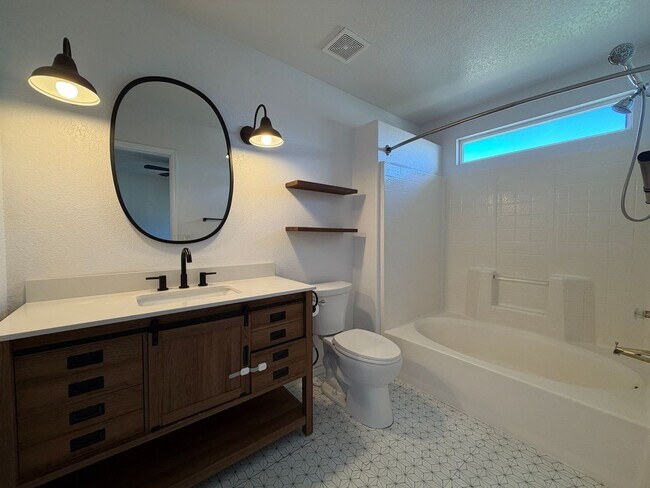 Building Photo - Spacious and Bright 3BD Home in Denver - Available Now