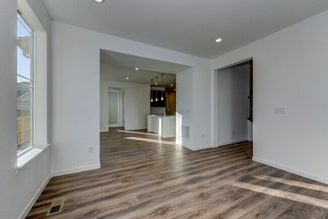 Building Photo - Beautiful 4 bed, 3 bath Townhome with 2 car garage ready for move in!