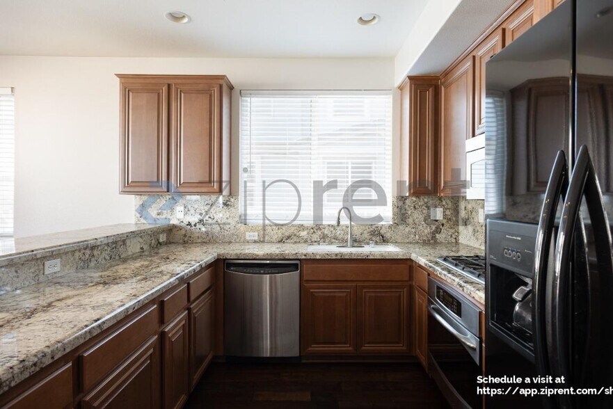 Building Photo - 3048 Beachwood Blf Wy