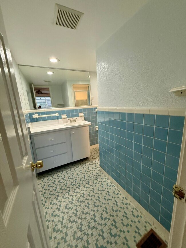 Building Photo - Euclid/Woodlawn Roommate Dream 4/3 home