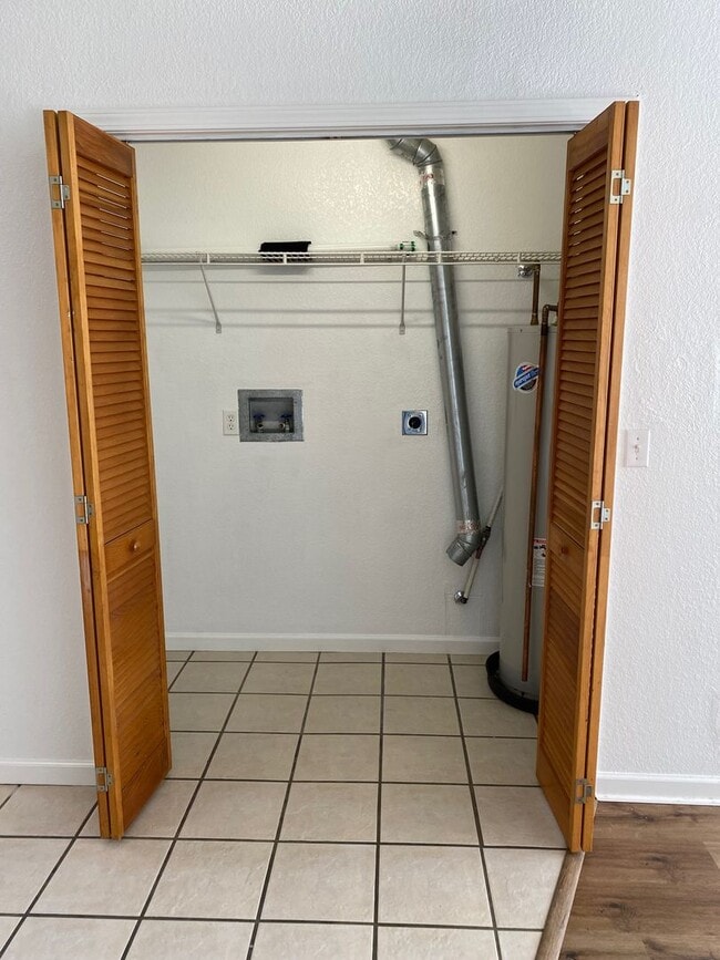 Building Photo - Candler - Two Bedroom updated apartment